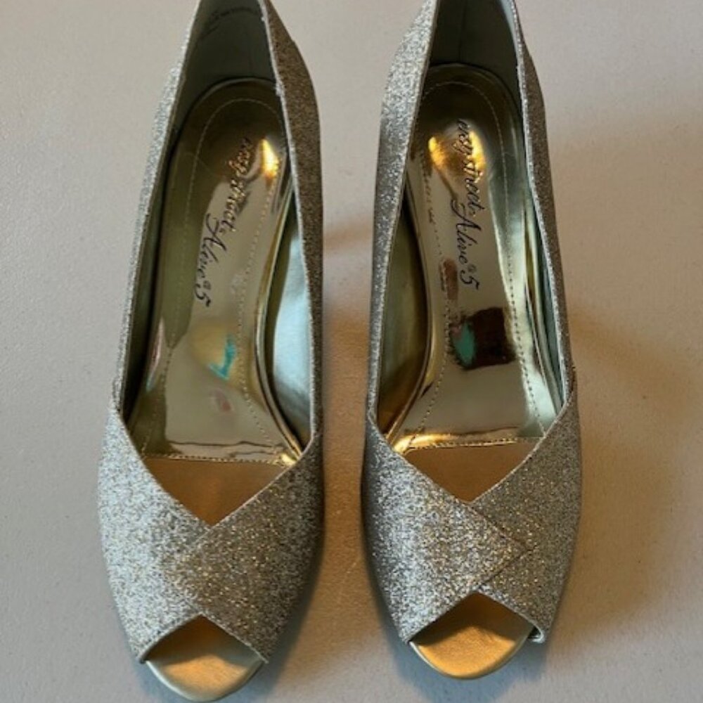 Gold Glitter Heels size 8.5 wide
